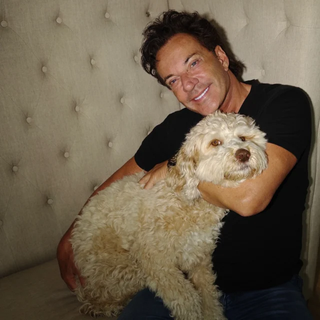 Buddy heeft dezelfde kleur als de bank 🤣

#gerardjoling #labradoodle