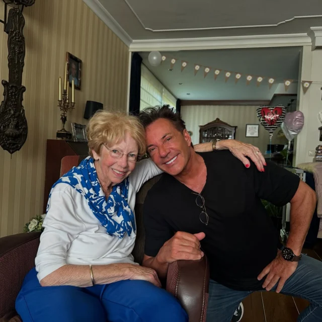Afgelopen week was ik in Schagen om een bloemetje en kus te geven aan Marjo, die helaas ziek is.

Marjo heeft vijftig jaar het haar van mijn lieve moedertje gedaan. 

#gerardjoling